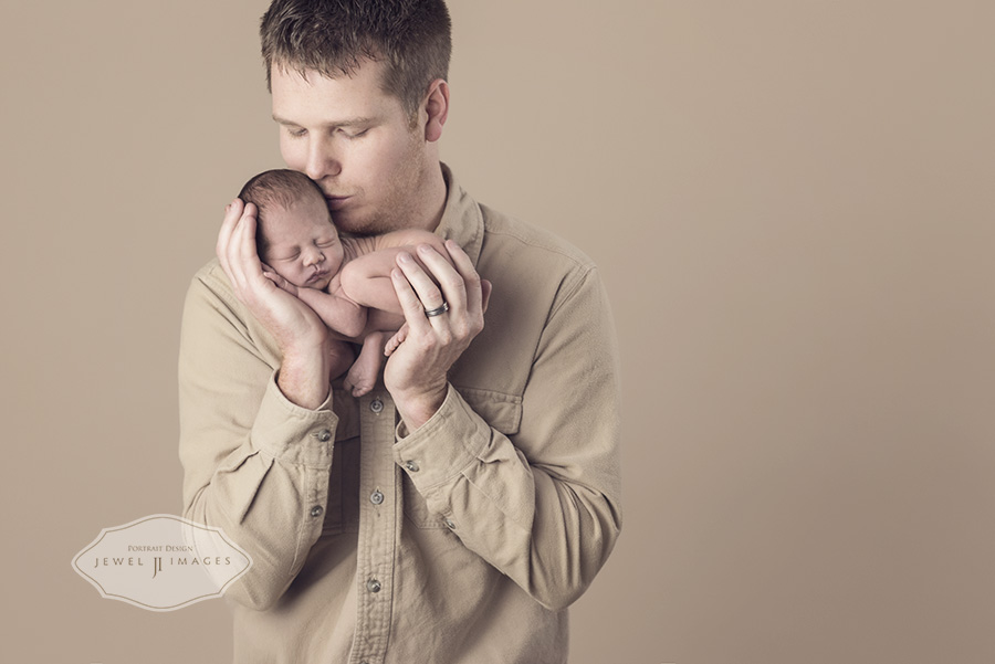 Daddy and newborn | Jewel Images Bend, Oregon Newborn Photographer www.jewel-images.com #newborn #photography #newbornphotographer #jewelimages