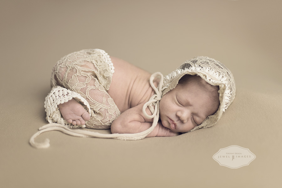 Sweet lace and tushy up pose | Jewel Images Bend, Oregon Newborn Photographer www.jewel-images.com #newborn #photography #newbornphotographer #jewelimages