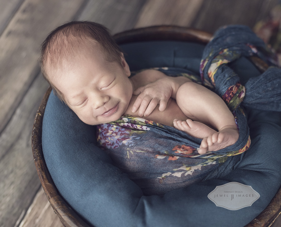 A newborn smile for you | Jewel Images Bend, Oregon Newborn Photographer www.jewel-images.com #newborn #photography #newbornphotographer #jewelimages