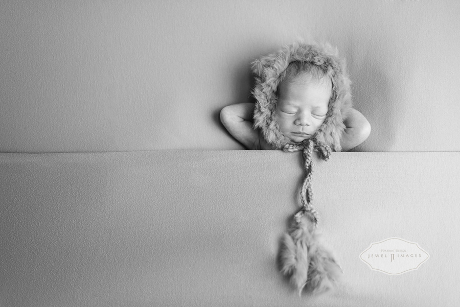 All bundled up and cozy | Jewel Images Bend, Oregon Newborn Photographer www.jewel-images.com #newborn #photography #newbornphotographer #jewelimages