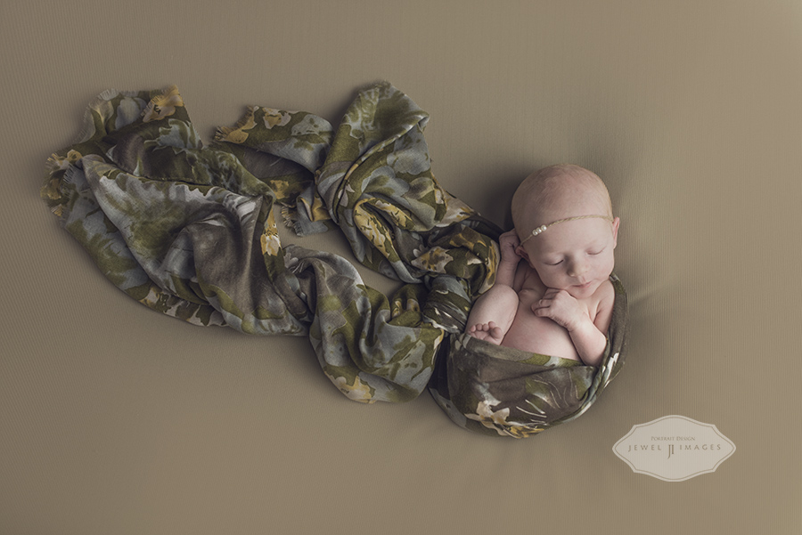 Beautifully wrapped. | Jewel Images Bend, Oregon Newborn Photographer www.jewel-images.com #newborn #photography #newbornphotographer #jewelimages