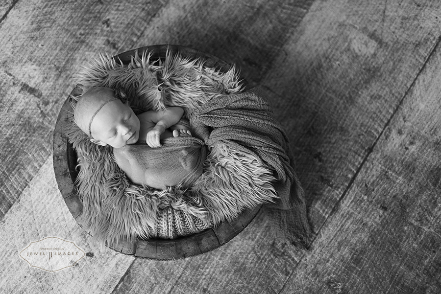 Black and white and softly nestled | Jewel Images Bend, Oregon Newborn Photographer www.jewel-images.com #newborn #photography #newbornphotographer #jewelimages