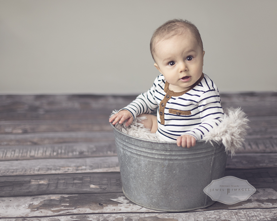 Baby in a bucket! | Jewel Images Bend, Oregon Newborn Photographer www.jewel-images.com #newborn #photography #newbornphotographer #jewelimages