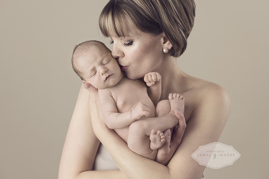 A mother's kiss | Jewel Images Bend, Oregon Newborn Photographer www.jewel-images.com #newborn #photography #newbornphotographer #jewelimages