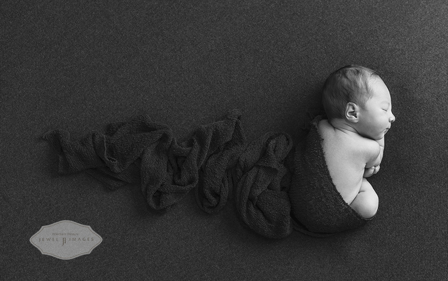 Black and white beauty.| Jewel Images Bend, Oregon Newborn Photographer www.jewel-images.com #newborn #photography #newbornphotographer #jewelimages