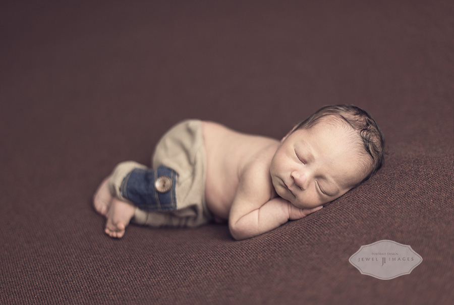 Side lying newborn photo, such a cutie! | Jewel Images Bend, Oregon Newborn Photographer www.jewel-images.com #newborn #photography #newbornphotographer #jewelimages