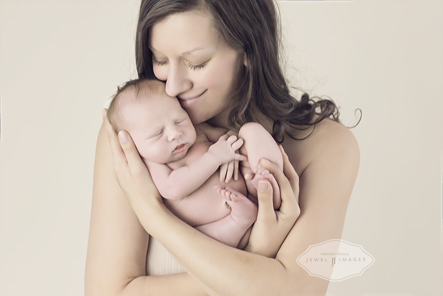 Nothing more beautiful, mother and daughter's first days together | Jewel Images Bend, Oregon Newborn Photographer www.jewel-images.com #newborn #photography #newbornphotographer #jewelimages