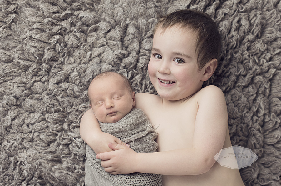 Big brother couldn’t be happier! | Jewel Images Bend, Oregon Newborn Photographer www.jewel-images.com #newborn #photography #newbornphotographer #jewelimages