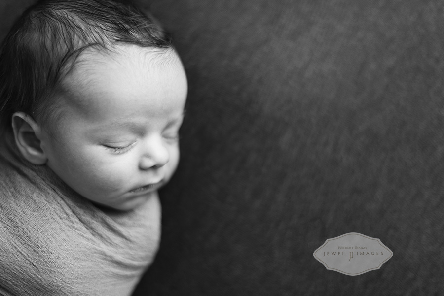 Black and white newborn profile. | Jewel Images Bend, Oregon Newborn Photographer www.jewel-images.com #newborn #photography #newbornphotographer #jewelimages