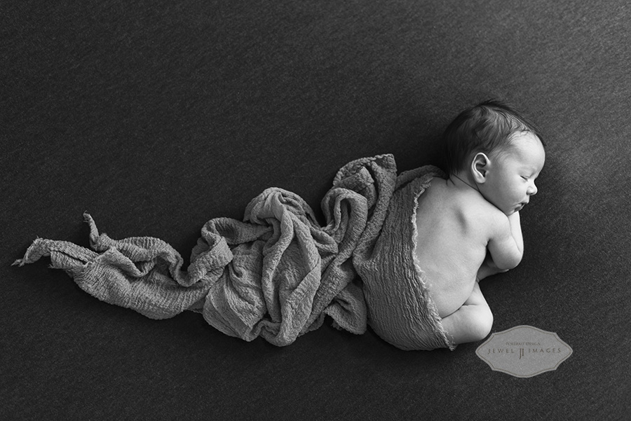 Newborn art | Jewel Images Bend, Oregon Newborn Photographer www.jewel-images.com #newborn #photography #newbornphotographer #jewelimages