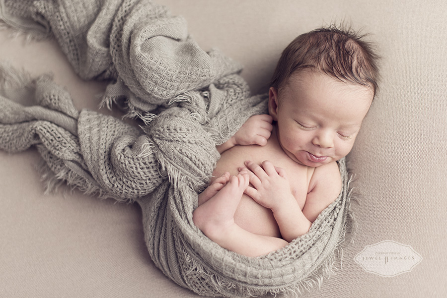 Newborn wrapped sweetly | Jewel Images Bend, Oregon Newborn Photographer www.jewel-images.com #newborn #photography #newbornphotographer #jewelimages