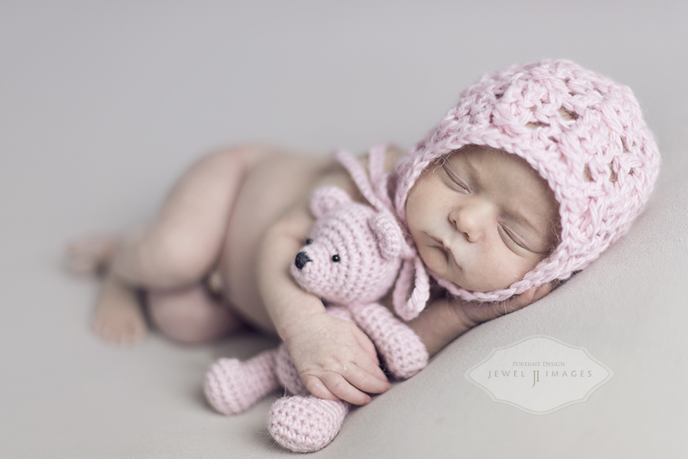 Snuggle bug baby | Jewel Images Bend, Oregon Newborn Photographer www.jewel-images.com #newborn #photography #newbornphotographer #jewelimages