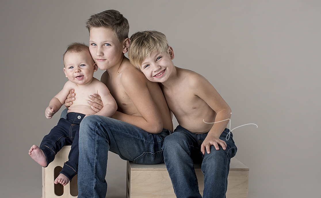 brothers and baby | Jewel Images Julia Kelleher Bend, Oregon Newborn Photographer