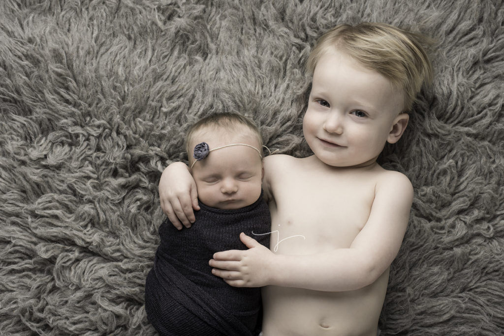Newborn baby and older brother| Jewel Images Newborn Photographer Julia Kelleher, Bend, Oregon